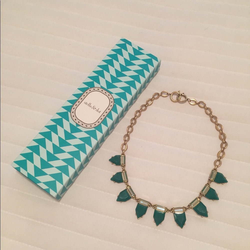 Stella and Dot Candy necklace in green.